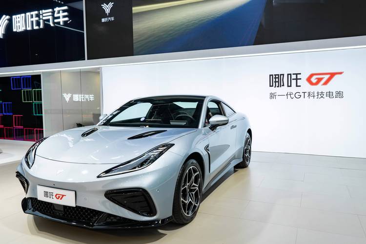 成都96哪吒汽车在智能汽车领域的表现，领途汽车在新能源汽车市场中的影响力